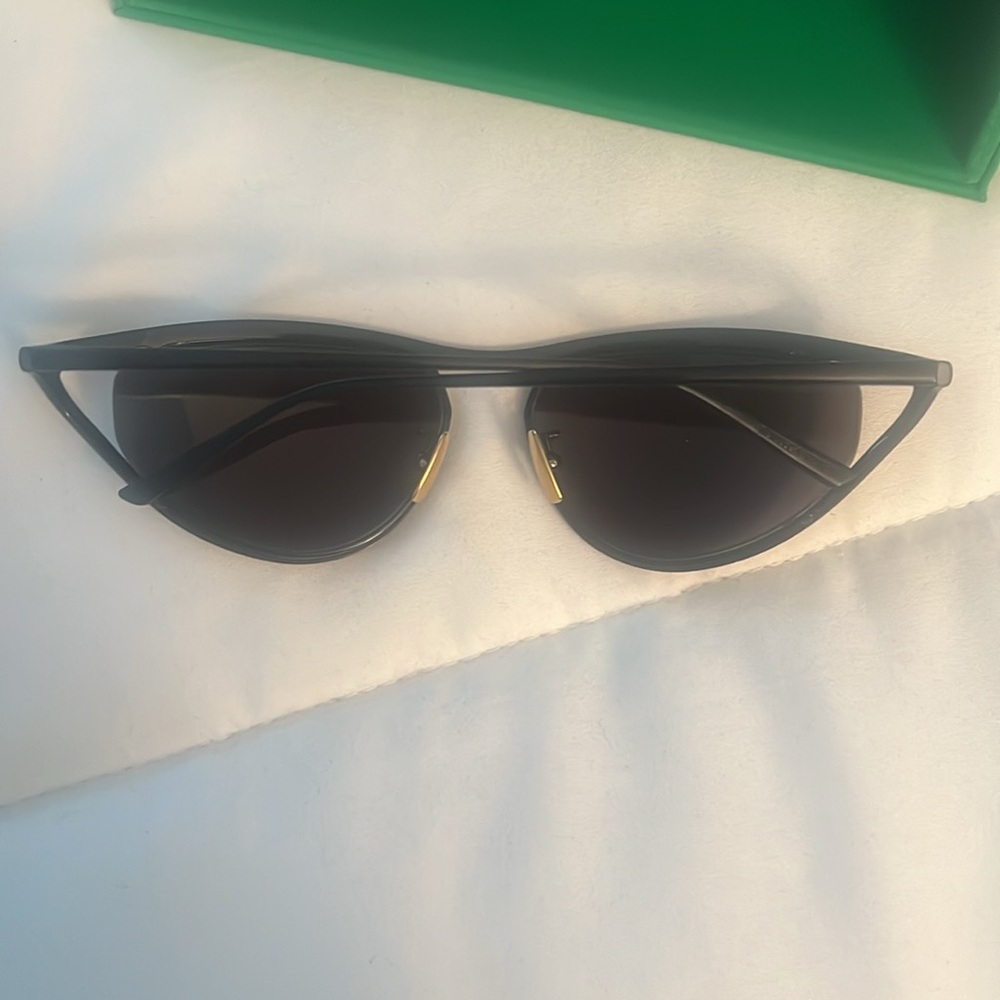 Bottega Veneta sunglasses- worn once - Picture 5 of 8